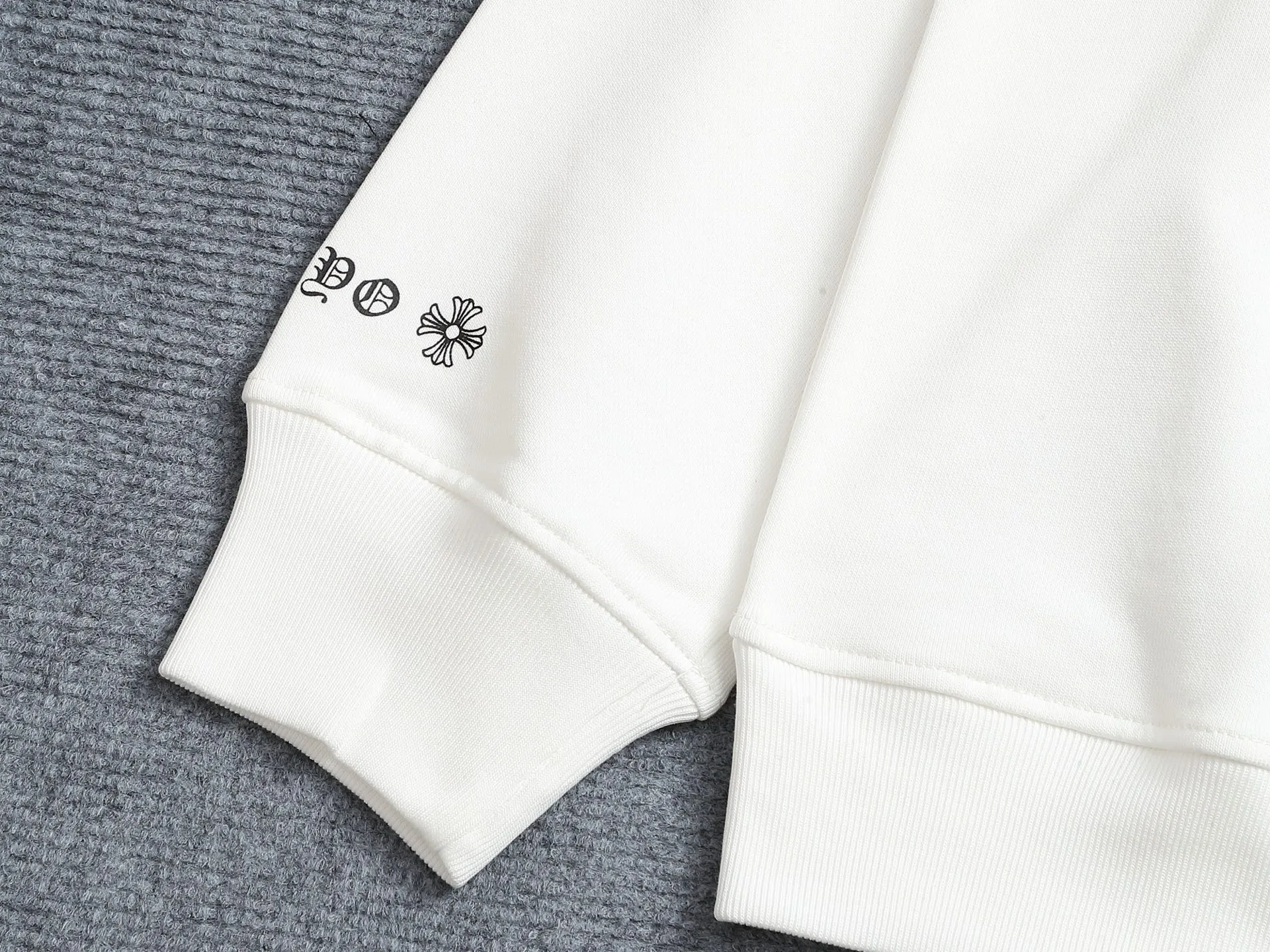 P230  Chrome hearts ch克罗心十字架马蹄LOGO印花工艺圆领卫衣 版型大 宽松有型区别低版本瘦长版型上身拉胯 百分百承诺:顶级品质不做快餐货市面最高版本 顶级品质，420克  26支定制定染双纱棉，男女同款，三标齐全。 Color: Black White Size: XS-L